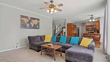 Fernseher, Kamin, Tischfußball