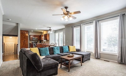 Spacious 5 BR Home+KingBeds_Mins to Arrowhead