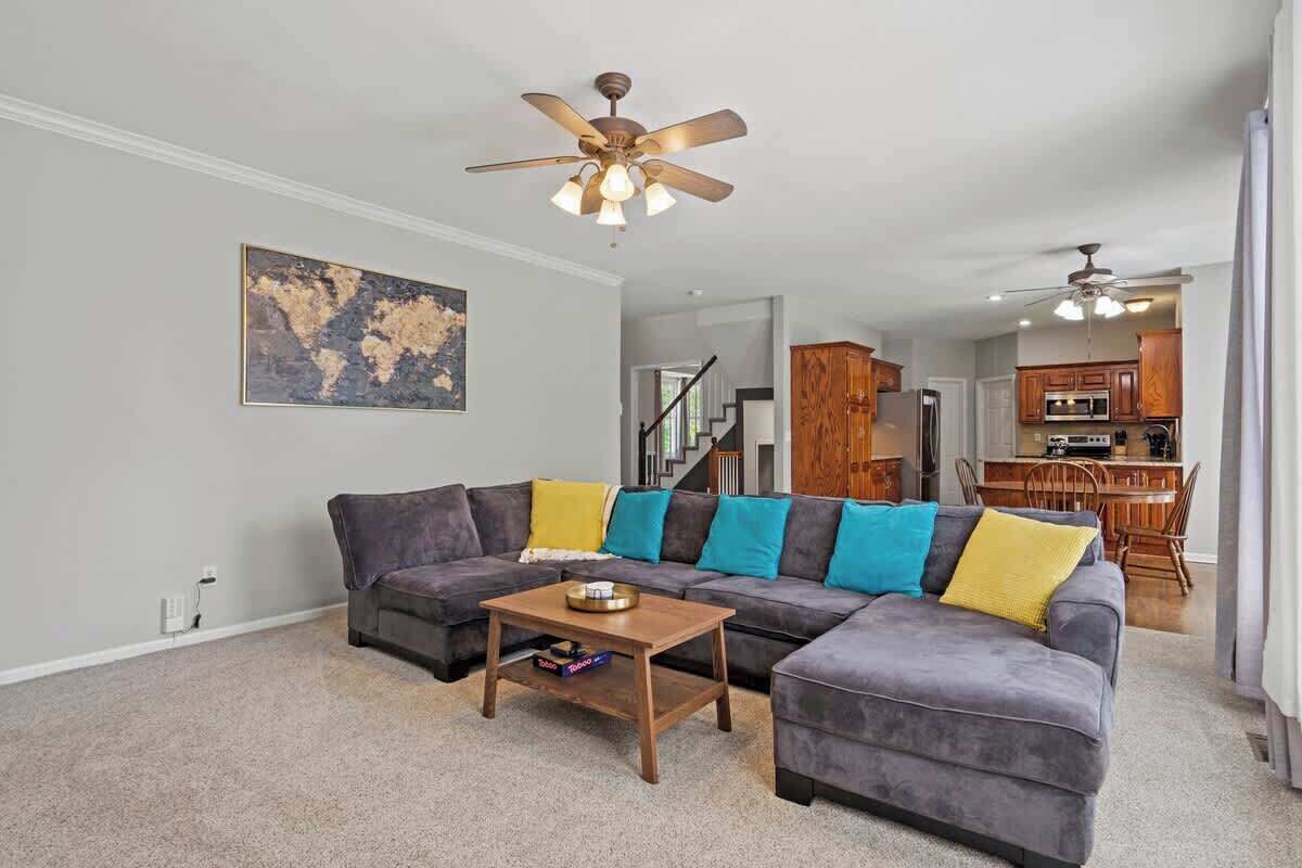 Una televisión, una chimenea