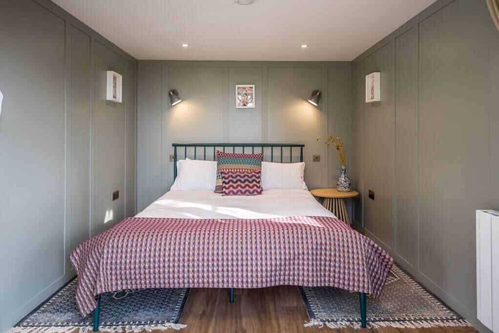 5 bedrooms, bed sheets