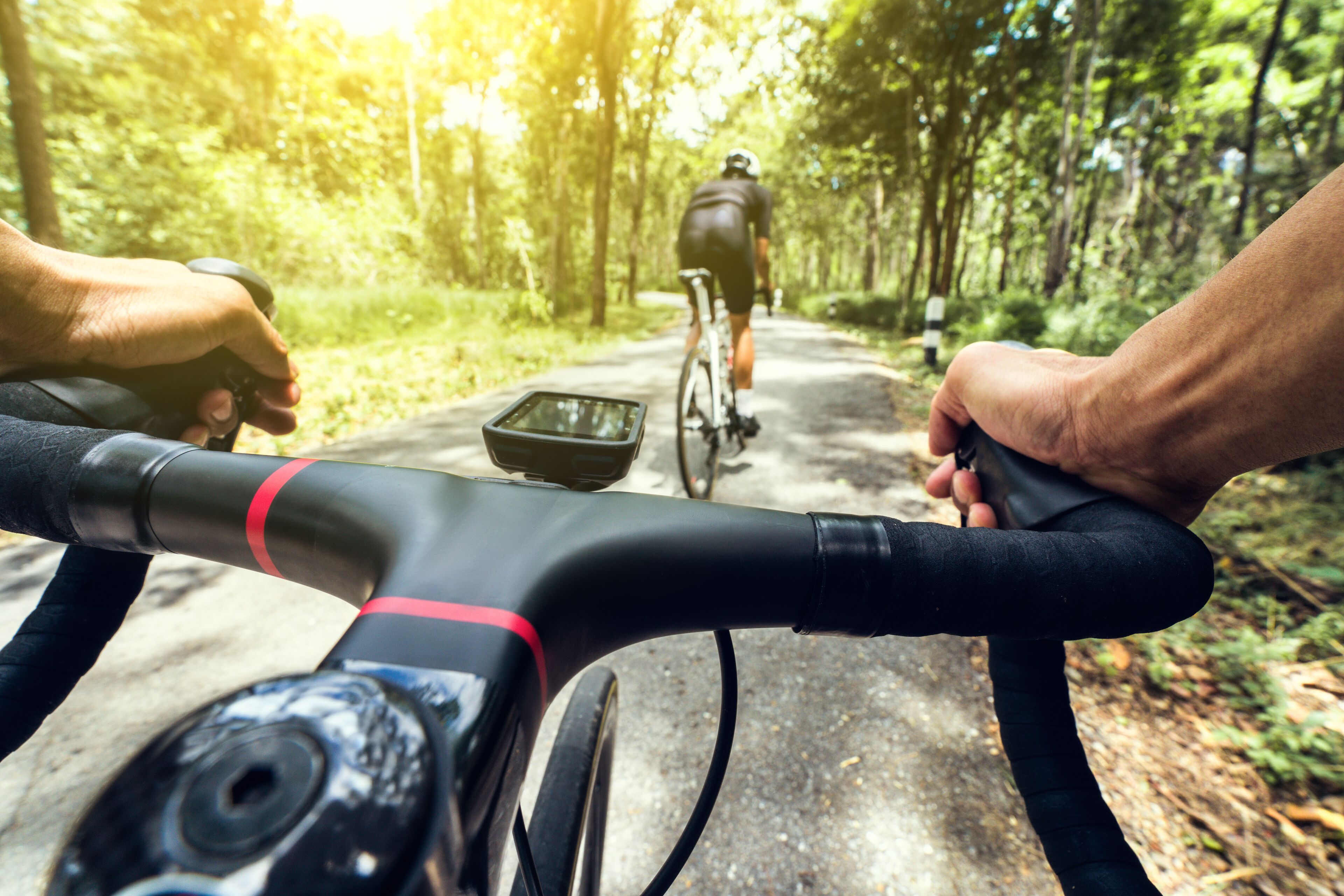 Primer plano de un manillar de bicicleta con un dispositivo digital adherido.