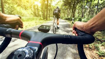 Primer plano de un manillar de bicicleta con un dispositivo digital adherido.