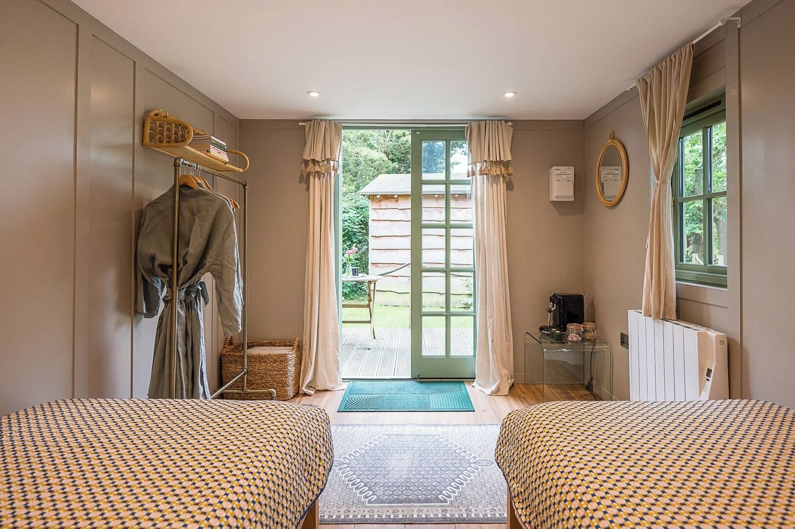 1 bedroom, bed sheets