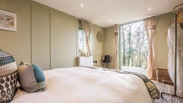 1 bedroom, bed sheets