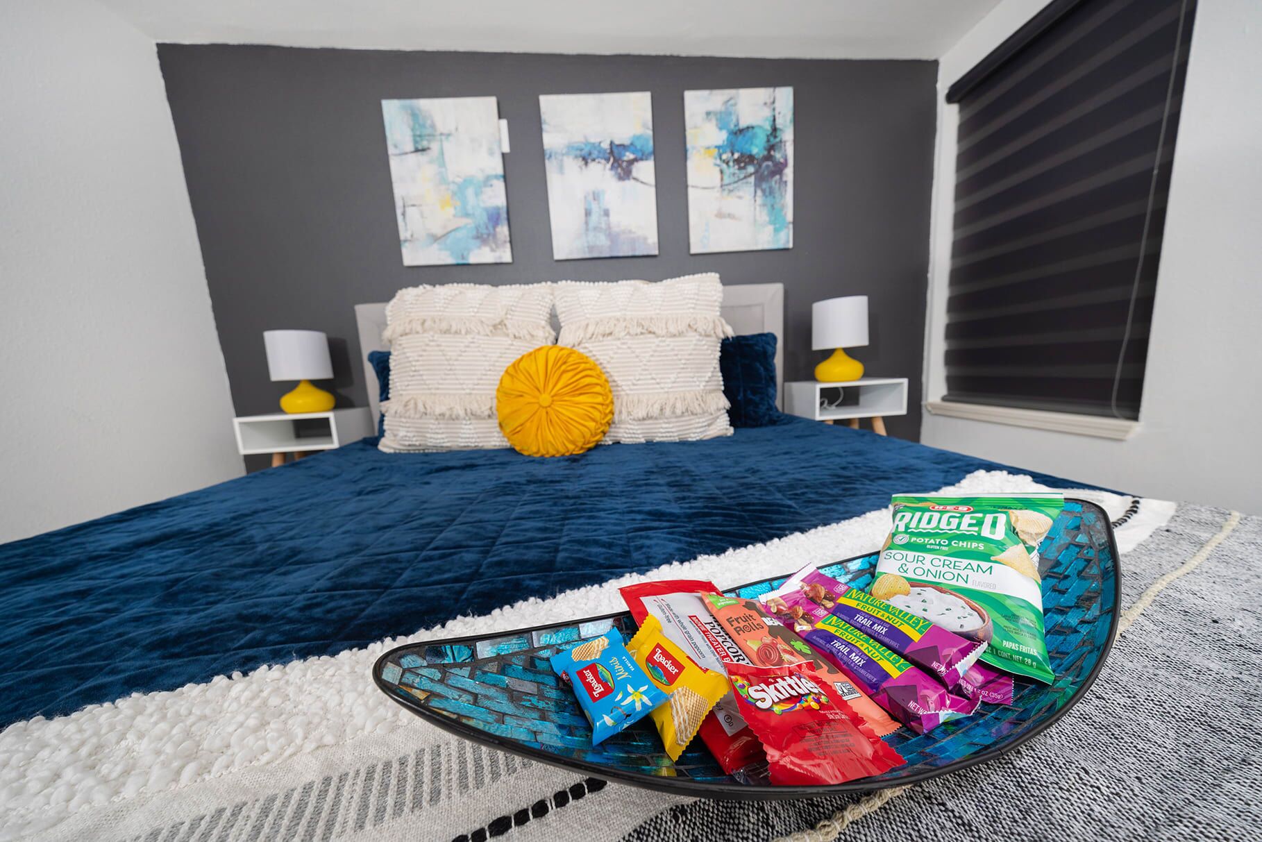 2 habitaciones, escritorio y tabla de planchar con plancha 