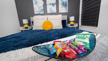 2 habitaciones, escritorio y tabla de planchar con plancha