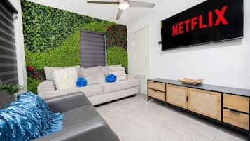 Tv, böcker och kontor