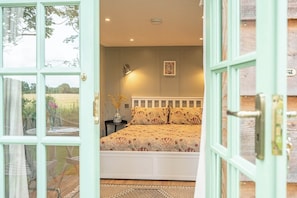 1 bedroom, bed sheets - Blossom Lodge, Toad Hall, Wangford (Wangford)