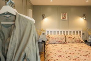 1 bedroom, bed sheets - Blossom Lodge, Toad Hall, Wangford (Wangford)