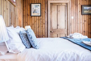 5 عدّة غرف نوم ومكواة/لوح كي وواي فاي وملاءات أسرّة