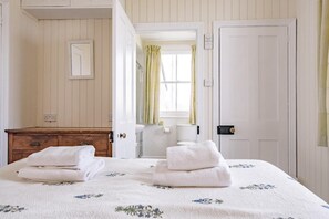 5 bedrooms, iron/ironing board, WiFi, bed sheets