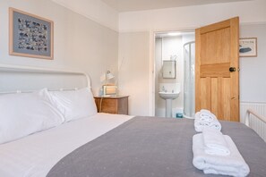 2 bedrooms, iron/ironing board, WiFi, bed sheets - 8 The Craighurst, Southwold (Suffolk)