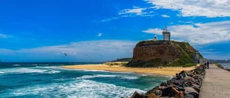 En la playa, camastros y toallas de playa