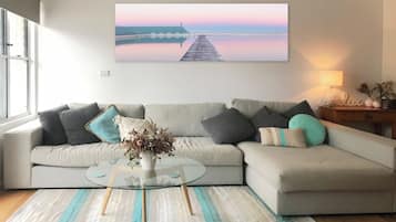 Smart TV, libros, estéreo