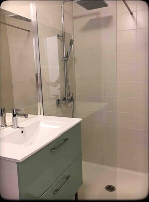 Shower, toilet paper - "chez Camille &..." Chez Vous! (Vérines)