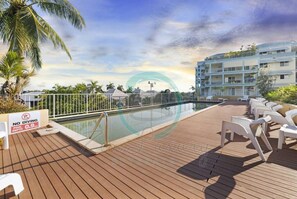 Piscina interna, guarda-sóis, espreguiçadeiras