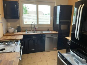 Een koelkast, een oven, een kookplaat, een vaatwasser