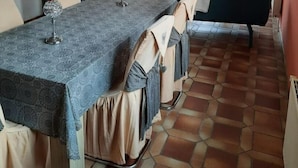 Ein Essbereich mit einem Tisch für vier Personen, einem Kamin und einem Fernseher in der Ecke.