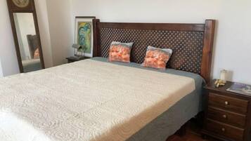 2 slaapkamers, een bureau, een strijkplank/strijkijzer, gratis wifi