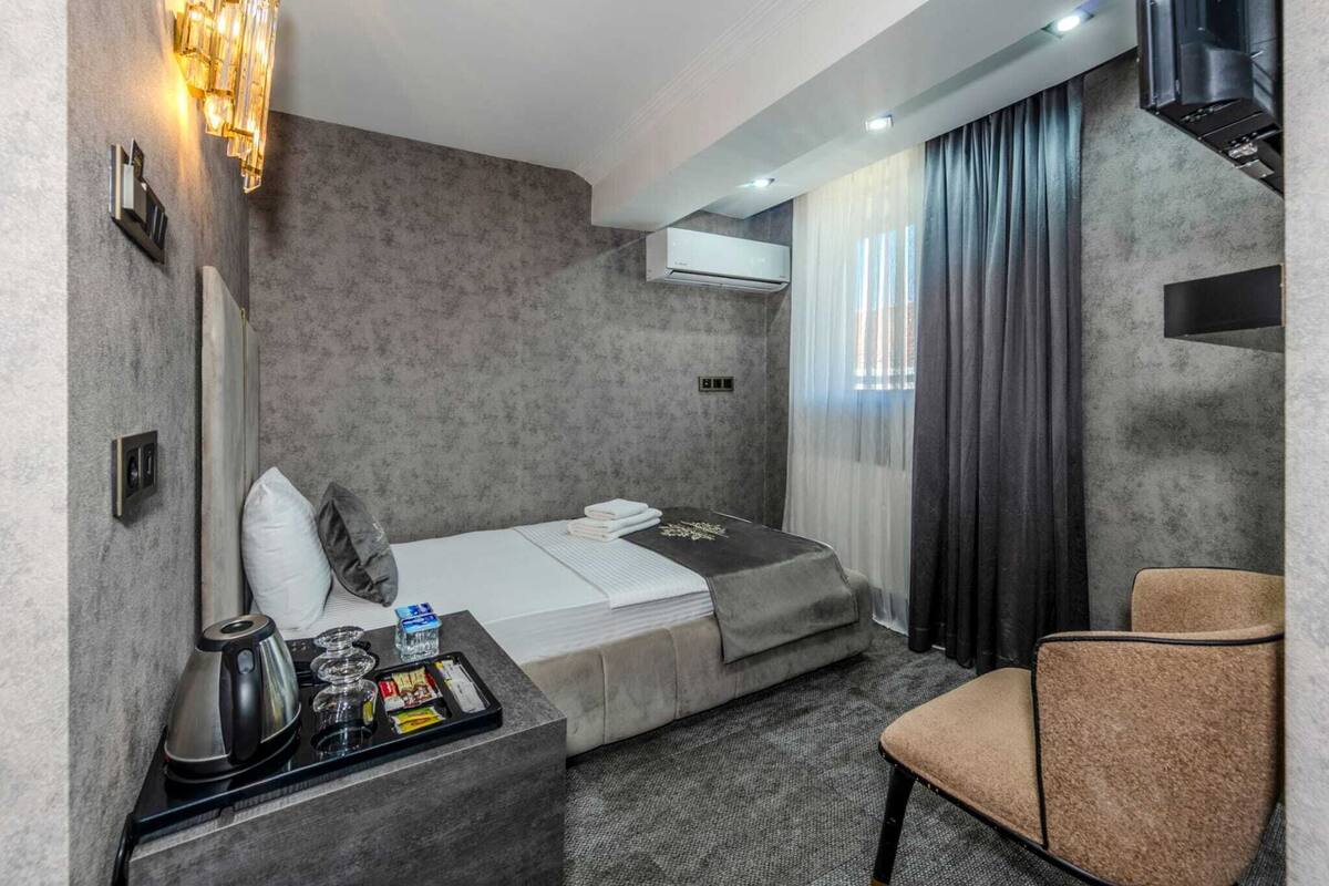 Economy Single Room | Hypo-allergenic bedding available, minibar, in-room safe, desk