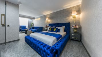 Hypo-allergenic bedding, minibar, in-room safe, desk