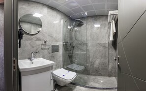 Standard Twin Room | Bilik Mandi | Pancuran mandi, hulu semburan mandi hujan, pengering rambut, selipar 