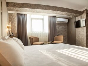 Habitación estándar doble | Ropa de cama hipoalergénica, minibar, caja fuerte y escritorio