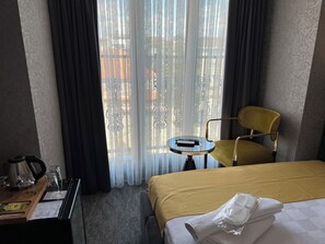 经济客房 | 防过敏的被褥、迷你吧、客房内保险箱、办公桌