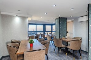 Tägliches Frühstücksbuffet gegen Gebühr