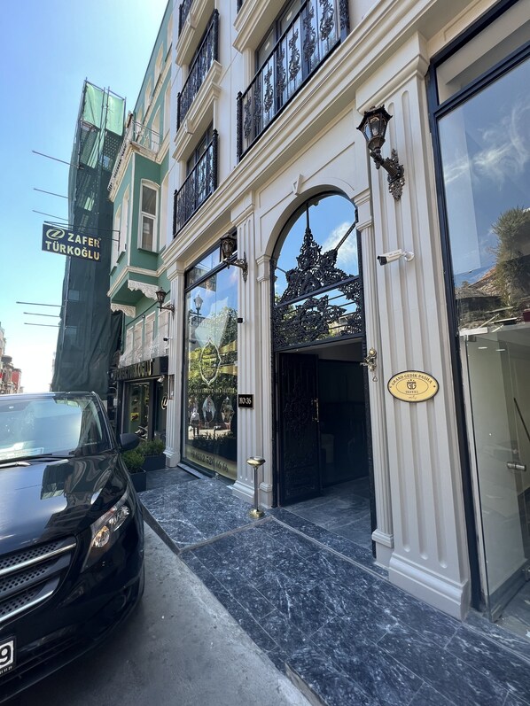 Front of property - Golden Bazaar Hotel (Istanbul)