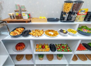 Café da manhã com buffet todos os dias mediante uma taxa