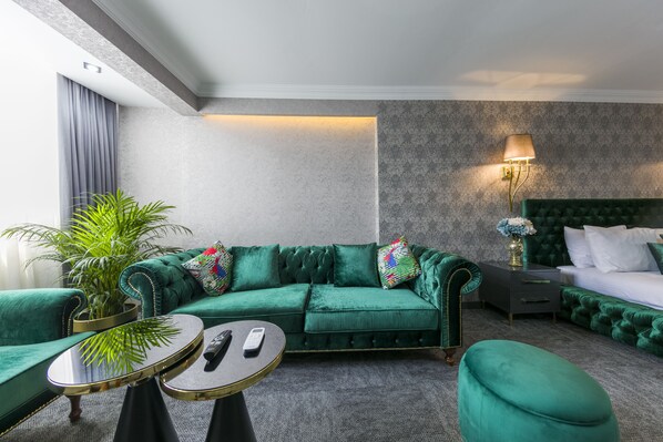 Suite estándar | Ropa de cama hipoalergénica, minibar, caja fuerte y escritorio