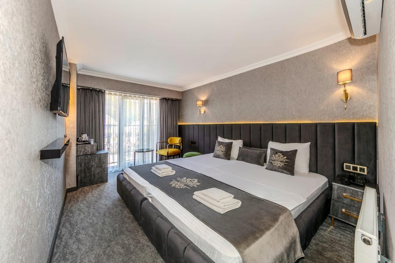 标准双人房 | 防过敏的被褥、迷你吧、客房内保险箱、办公桌