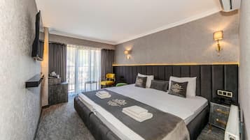 Standard Double Room | Hypo-allergenic bedding, minibar, in-room safe, desk