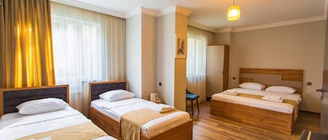Quadrupla familiare | Biancheria da letto ipoallergenica, una scrivania, tende oscuranti