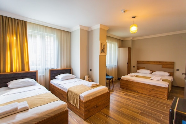 Quadrupla familiare | Biancheria da letto ipoallergenica, una scrivania, tende oscuranti
