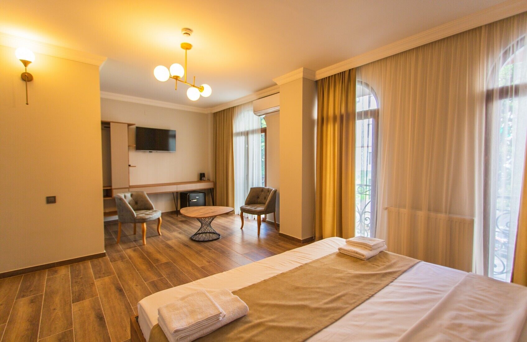 Deluxe Double Room | Hypo-allergenic bedding, desk, blackout drapes, soundproofing