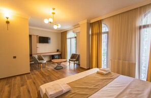 Habitación doble Deluxe | Ropa de cama hipoalergénica, escritorio y cortinas blackout