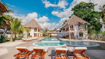 3 piscines extérieures, parasols de plage, chaises longues