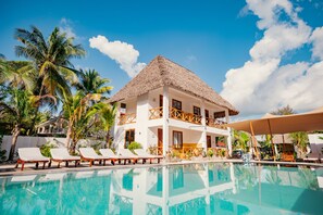 3 outdoor pools, pool umbrellas, sun loungers - Mayai Ocean Resort (Bwejuu)