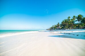 On the beach, sun loungers, beach towels, beach bar - Mayai Ocean Resort (Bwejuu)