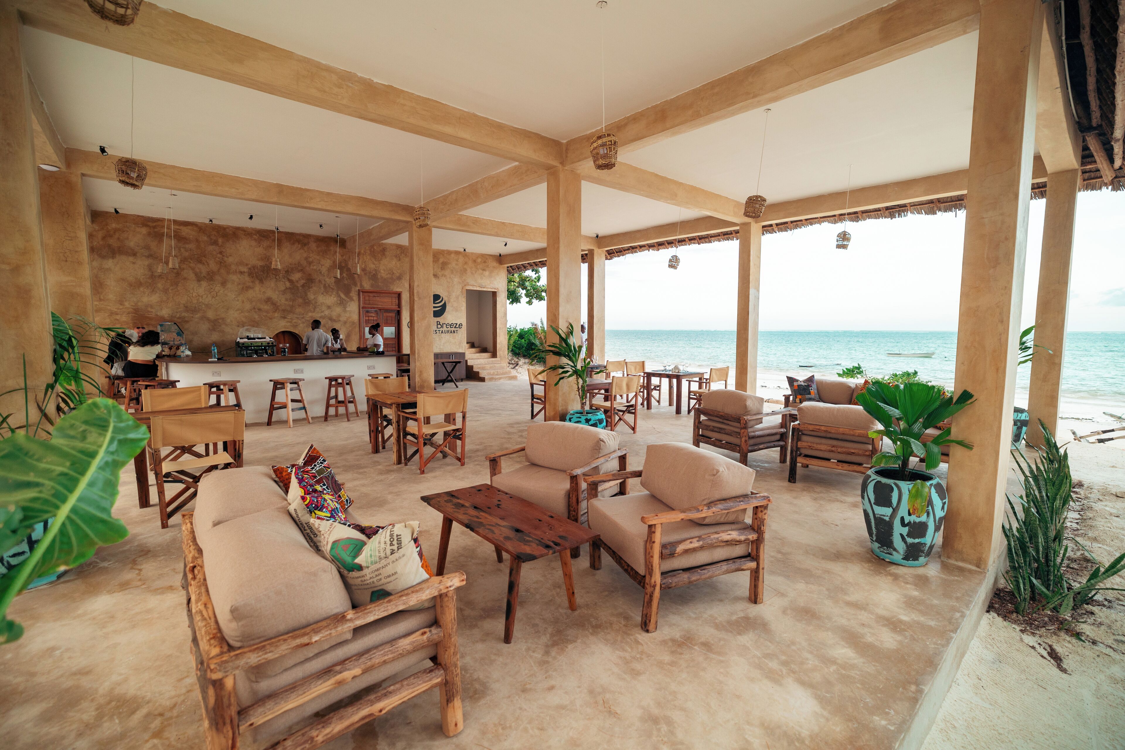 Petit déjeuner, déjeuner et dîner servis sur place, vue sur la plage