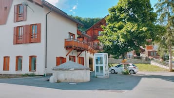 Family Apartment, 2 Bedrooms, Mobility Accessible | Blackout curtains, free WiFi, bed sheets