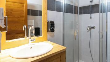 Camera familiare | Bagno | Doccia, asciugamani, sapone, shampoo