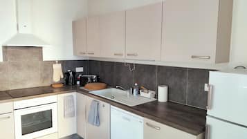 Family Apartment, 2 Bedrooms, Mobility Accessible | Private kitchen | Electric kettle
