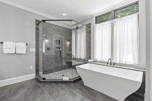 Ensemble douche/baignoire, sèche-cheveux, serviettes fournies