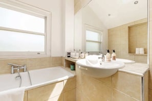 Basic Apartment, Multiple Beds | Bathroom