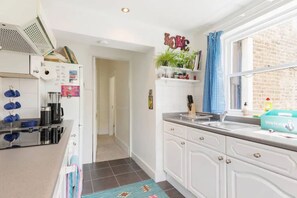 Basic Apartment, Multiple Beds | Private kitchen