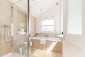 Basic Apartment, Multiple Beds | Bathroom - Charming 3BD Flat - 5 Minutes to Victoria Park (London)