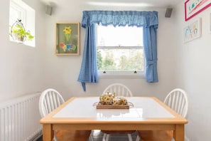 Basic Apartment, Multiple Beds | Dining